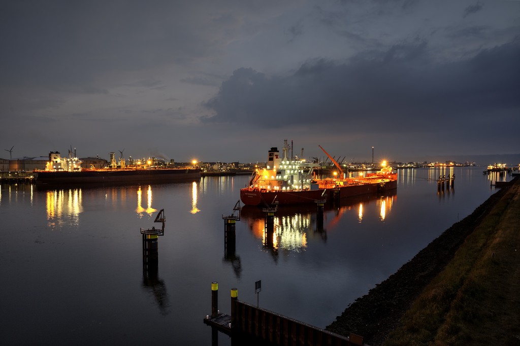 europoort maasvlakte rotterdam botlek haven scheepvaart industrie fabrieken marine transport overslag terminal portlantis ferry centrale